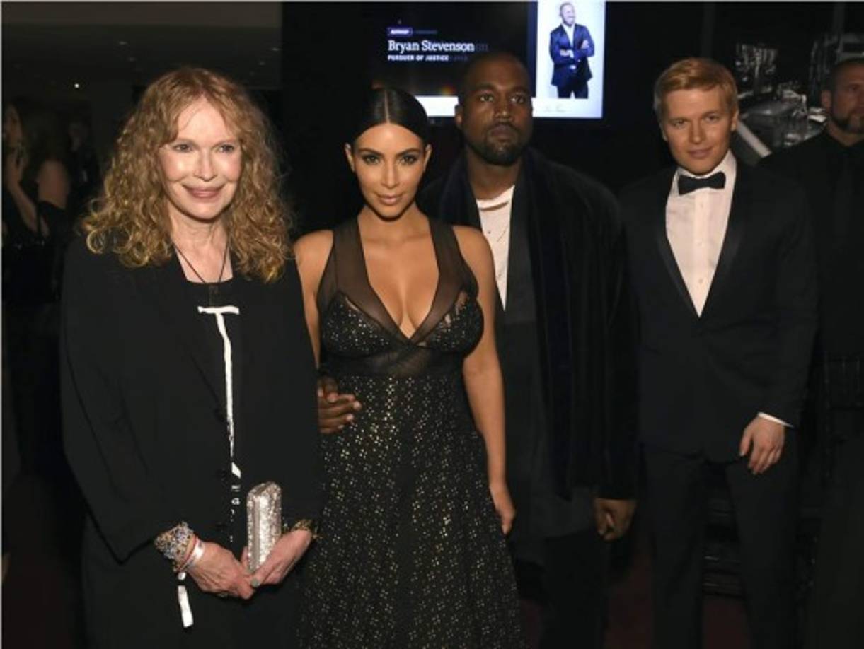 Kim Kardashian junto a Kanye West y la actriz Mia Farrow y su hijo Ronan Farrow.