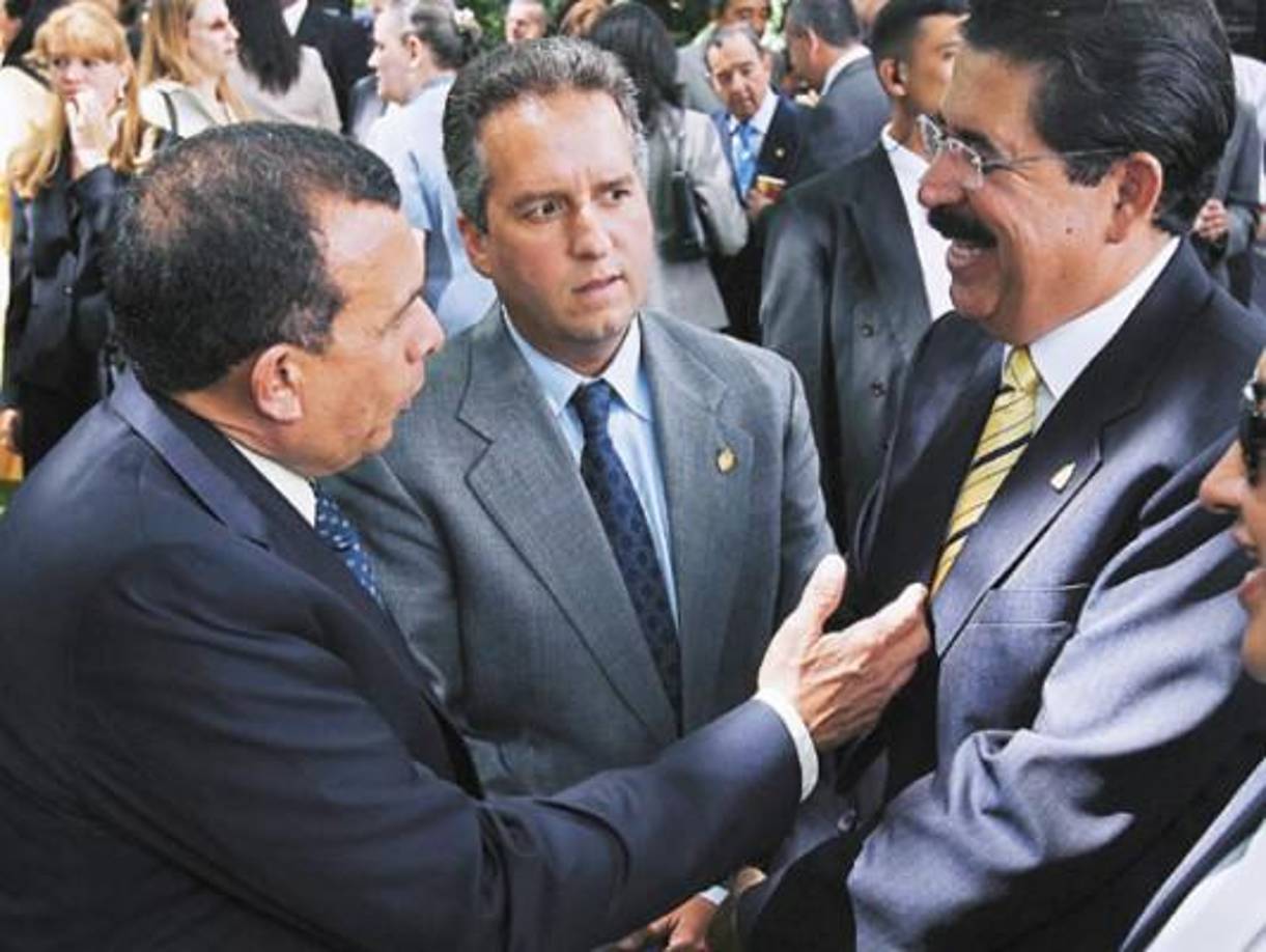 El expresidente Lobo Sosa finalizó advirtiendo sobre la posibilidad de que Manuel Zelaya Rosales busque perpetrarse en el poder con el Partido Libertad y Refundación (Libre). “Lo que Mel Zelaya quiere es quedarse en el poder y no se lo vamos a permitir”, dijo. 