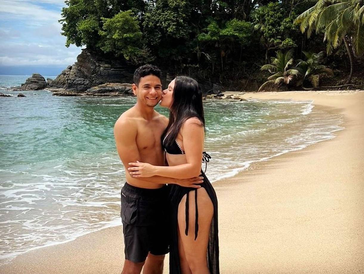 Carlos Pineda se casará con su linda novia Daniela Hernández después de dos años de noviazgo.