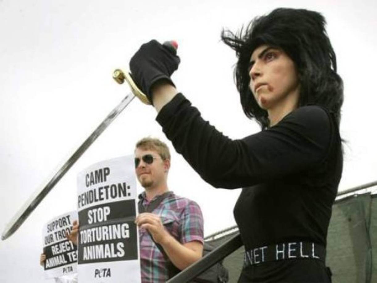 La joven iraní era una acérrima defensora de los derechos de los animales y participó de una protesta de la organización PETA (Personas para el Tratamiento Ético de los Animales) contra el uso de cerdos en el entrenamiento militar.