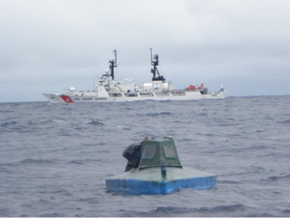 En Nueva York, el estado en el que será procesado 'El Chapo' en una causa montada en colaboración con el de Florida, Guzmán está acusado de diecisiete delitos como líder del cártel de Sinaloa y por tráfico de drogas, uso ilegal de armas y blanqueo de dinero. Las imágenes de este semisumergible incautado con 1,302 kg de cocaína en el Pacífico son una de las pruebas contra el capo.