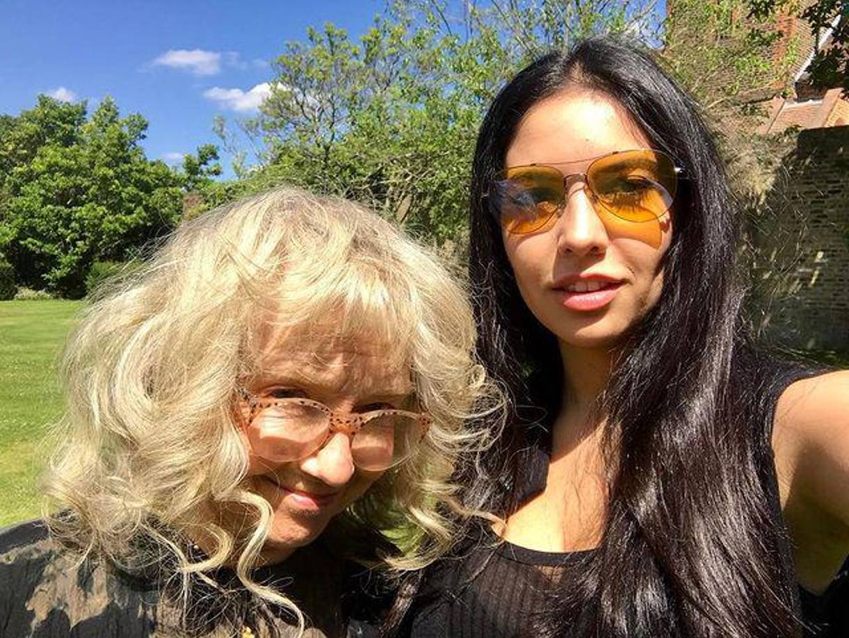 Noor Alfallah es una joven de 29 años natural de Kuwait, pero criada en los Estados Unidos. Su padre nació en Kuwait, mientras que su mamá es natural de Estados Unidos. La joven tiene dos hermanas llamadas Remi y Sophia.