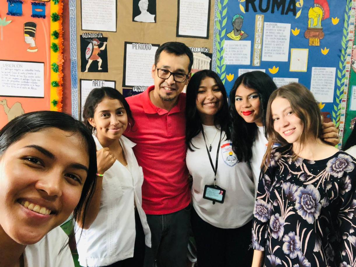 El licenciado Eduardo Valle junto a los alumnos que participaron en la actividad de arte. 