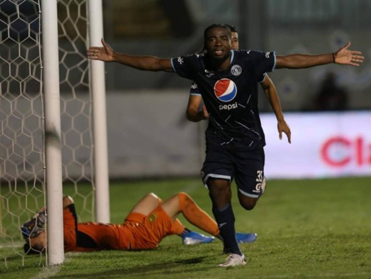 El que sí lo hizo fue Cristopher Meléndez. El defensa con un cabezazo el dio el triunfo al Motagua y así celebró, dejando al portero Michael Perelló en el tirado en el suelo.