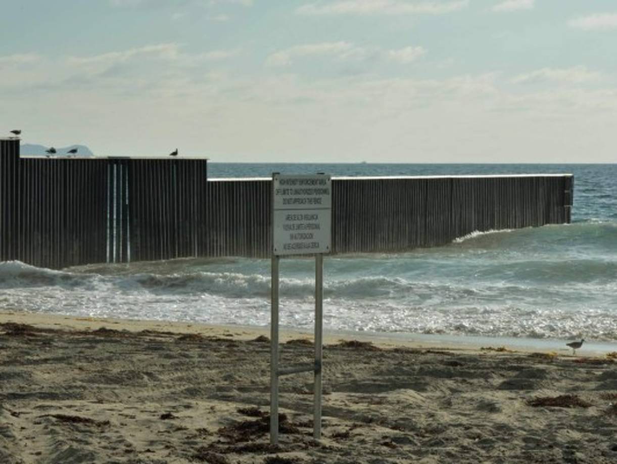 Un muro separa las playas de San Diego, EUA, y Tijuana, México.