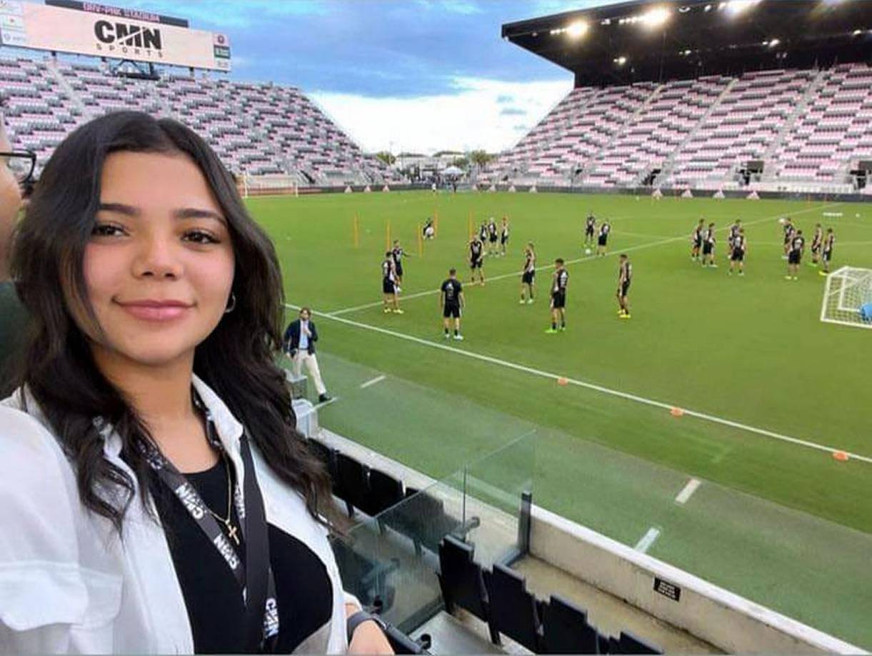 La bella joven hondureña Desired Majano, que trabaja para Faco Sports y TeleProgreso, estuvo presente en el último entrenamiento de Argentina previo al partido ante Honduras.