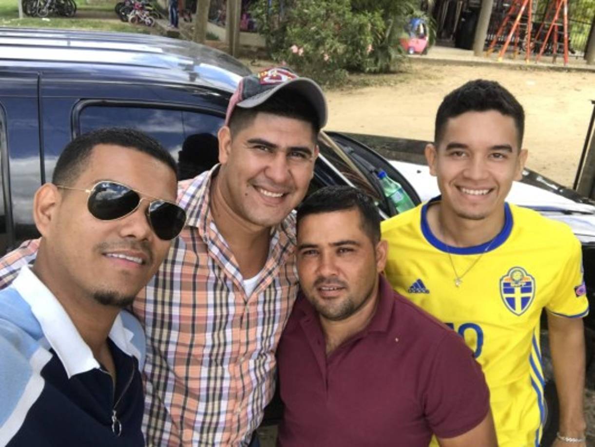 Cada año visita Honduras para estar con su familia y amigos. 'Me encantaría que haya paz y tranquilidad para mi pueblo. Cada vez que voy siento como si volviera a nacer. El cariño y los abrazos de mi gente me dan aliento'.<br/><br/>