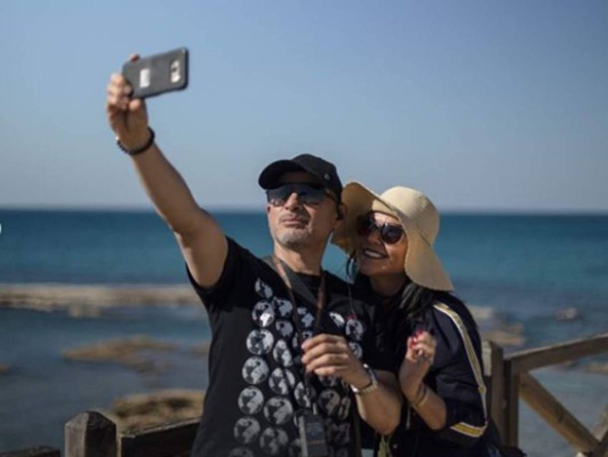 La pareja tiene tres hijos, Carlos Enrique, Juan Diego y Ana Gabriela Luna.