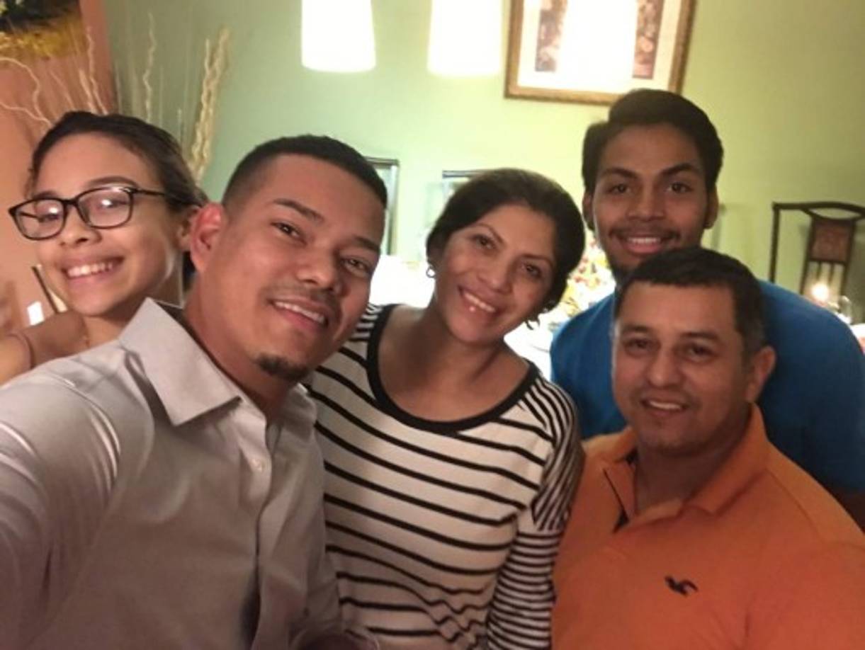 José Bustillo junto su familia. Este joven afirma que todo su éxito se lo debe a sus padres y quienes en algún momento le han ayudado a salir adelante.