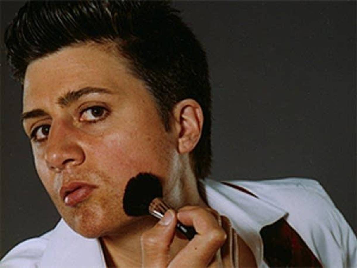 Muchas mujeres están más que convencidas de que, para los hombres, todo es más fácil. Eso fue lo que hizo Norah, tratar de descubrir por sí misma si las cosas eran así en realidad, y en qué no estaban predispuestas por nuestras ideas. Así que, a lo largo de dieciocho meses, se hizo pasar por un hombre.