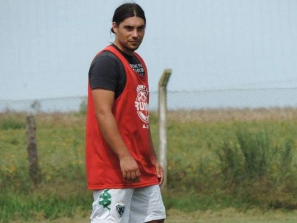 Luego de esto, Aimar Centeno volvió a Argentina y apareció una invitación de River Plate para probarse en el equipo de reservas. En aquel momento coincidió con Augusto Fernández y Radamel Falcao, pero tampoco logró convencer.