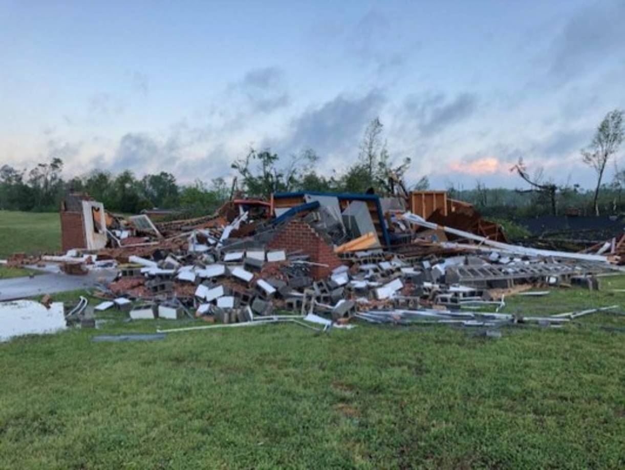 Las autoridades locales advirtieron que la amenaza aún no ha pasado y que más de 150 millones de personas en casi 20 estados en el sur se encuentran bajo advertencia del clima severo este lunes, con alertas de tornados emitidas en áreas de Mississippi, Alabama y Louisiana.