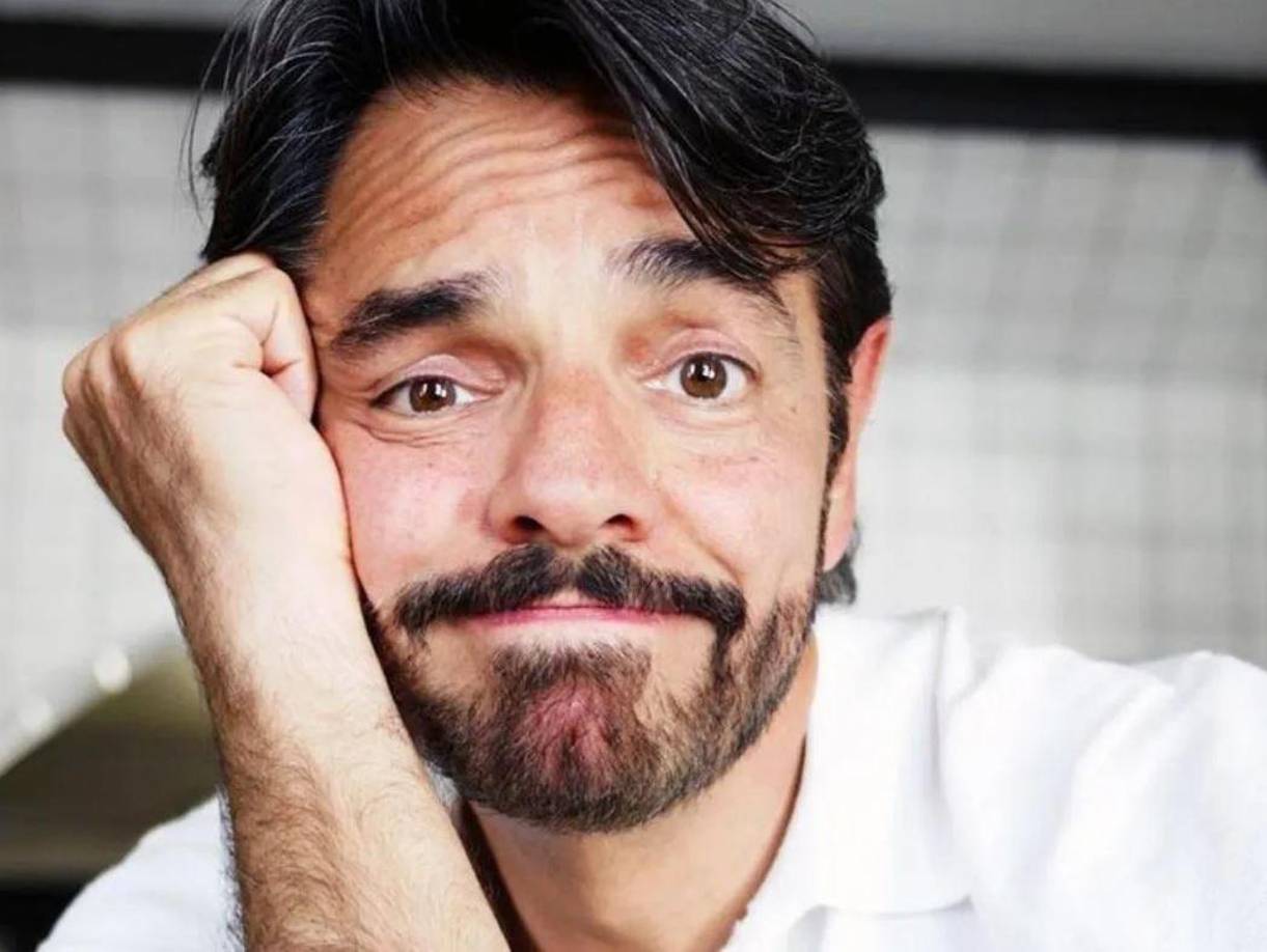  El viaje lo hizo acompañado por su hijo Vadhir Derbez. Su esposa Alessandra Rosaldo lo recibió en Los Ángeles, donde radican desde hace varios años. “Él decía que era un dolor enorme, constante y a veces no lo aguantaba”, relató la fuente.