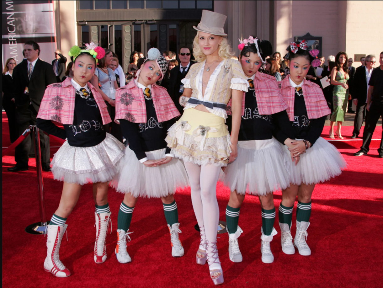 Sin embargo, hay una línea muy delgada que separa el homenaje de la apropiación cultural, y a día de hoy hay quien considera que la cantante la cruzó descaradamente.