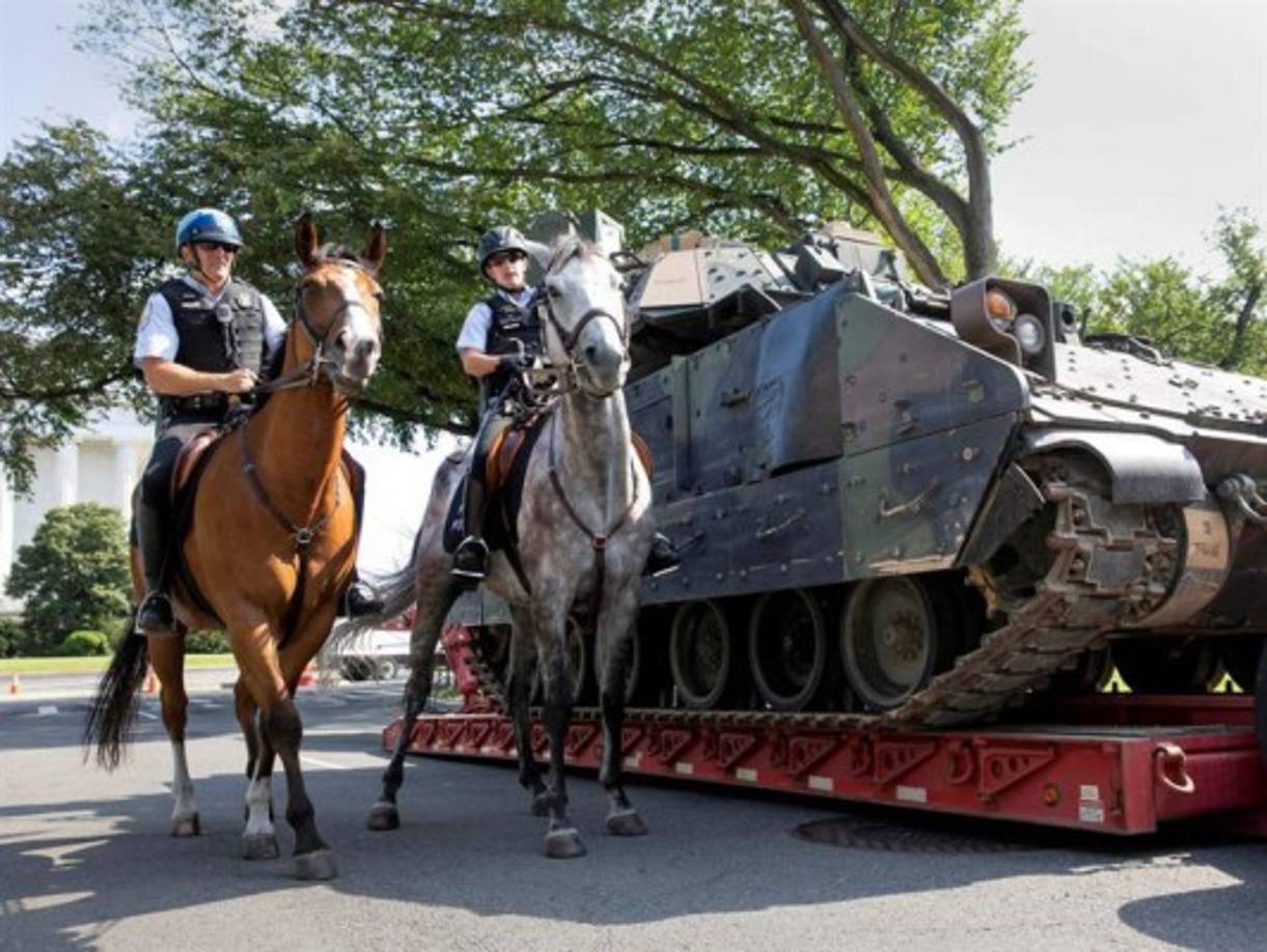 La ambiciosa celebración, que según la Casa Blanca incluirá un sobrevuelo del avión de la flota presidencial del Air Force One, ha generado críticas de la oposición e incluso de algunos militares retirados, que temen que Trump politice una fiesta nacional que hasta ahora tenía un carácter no partidista.
