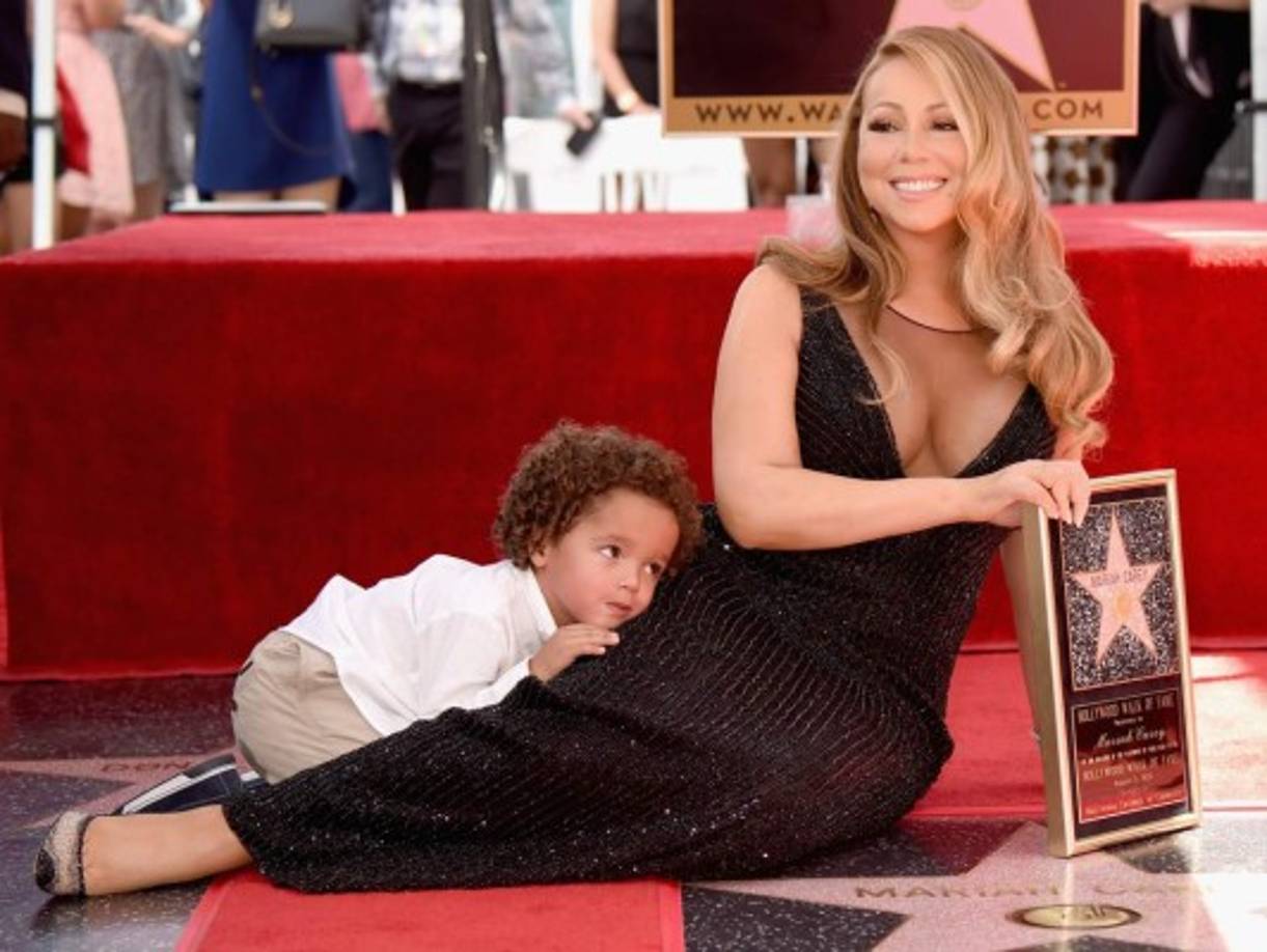 Para la entrega de la estrella en el Paseo de la Fama de Hollywood, Mariah Carey ya comenzaba a notar como perdía peso.