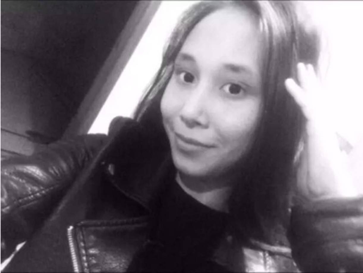 Según medios locales, la joven estaba estaba escuchando música cuando puso a cargar su teléfono, se quedó dormida y horas más tardes la batería de este explotó por recalentamiento.