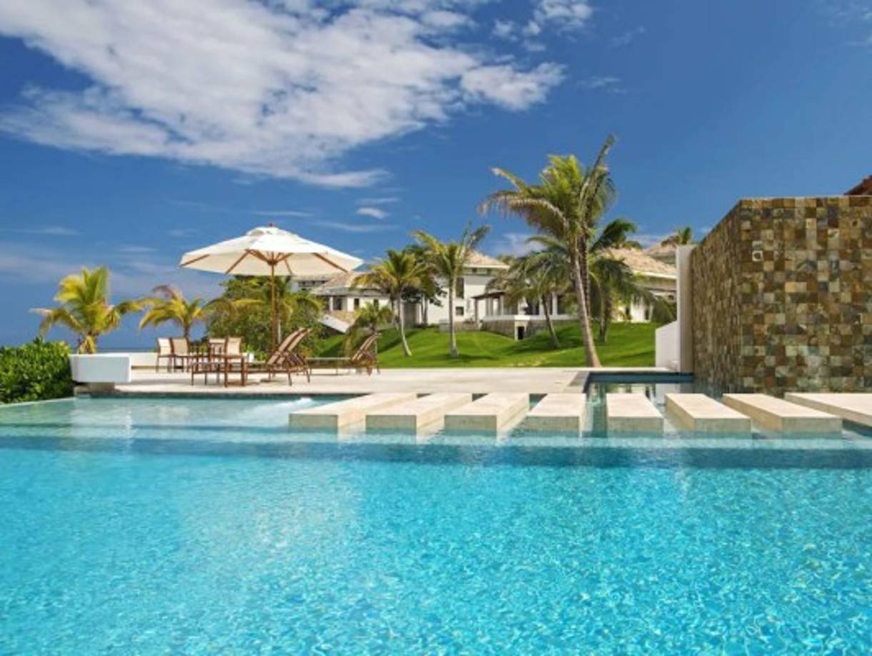 Marco Antonio Solís estaría hospedado en uno de los mejores hoteles en Roatán, equipado para los 'huéspedes más exigentes', según indica el sitio en su portal.