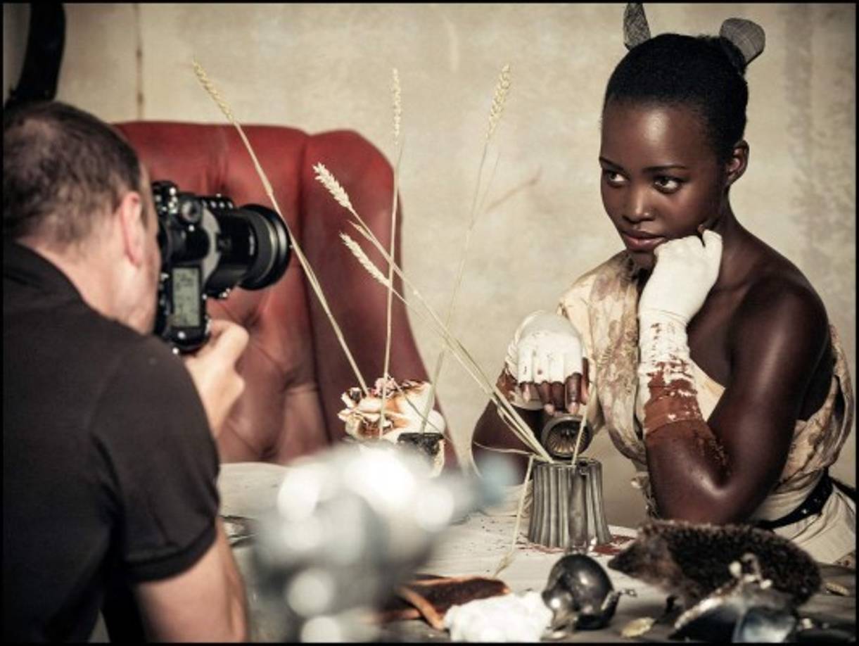 Tim Walker fotografía a la actriz Lupita Nyong'o, otra de las protagonistas de su calendario.