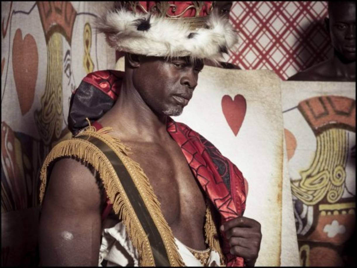 El actor Djimon Hounsou, interpreta al rey de corazones.