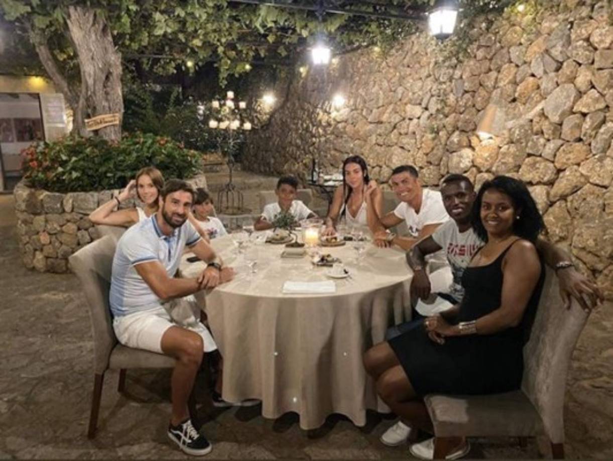 Cristiano Ronaldo y su amada chica junto a varios amigos se han dado una gira por diferentes países de Europa.