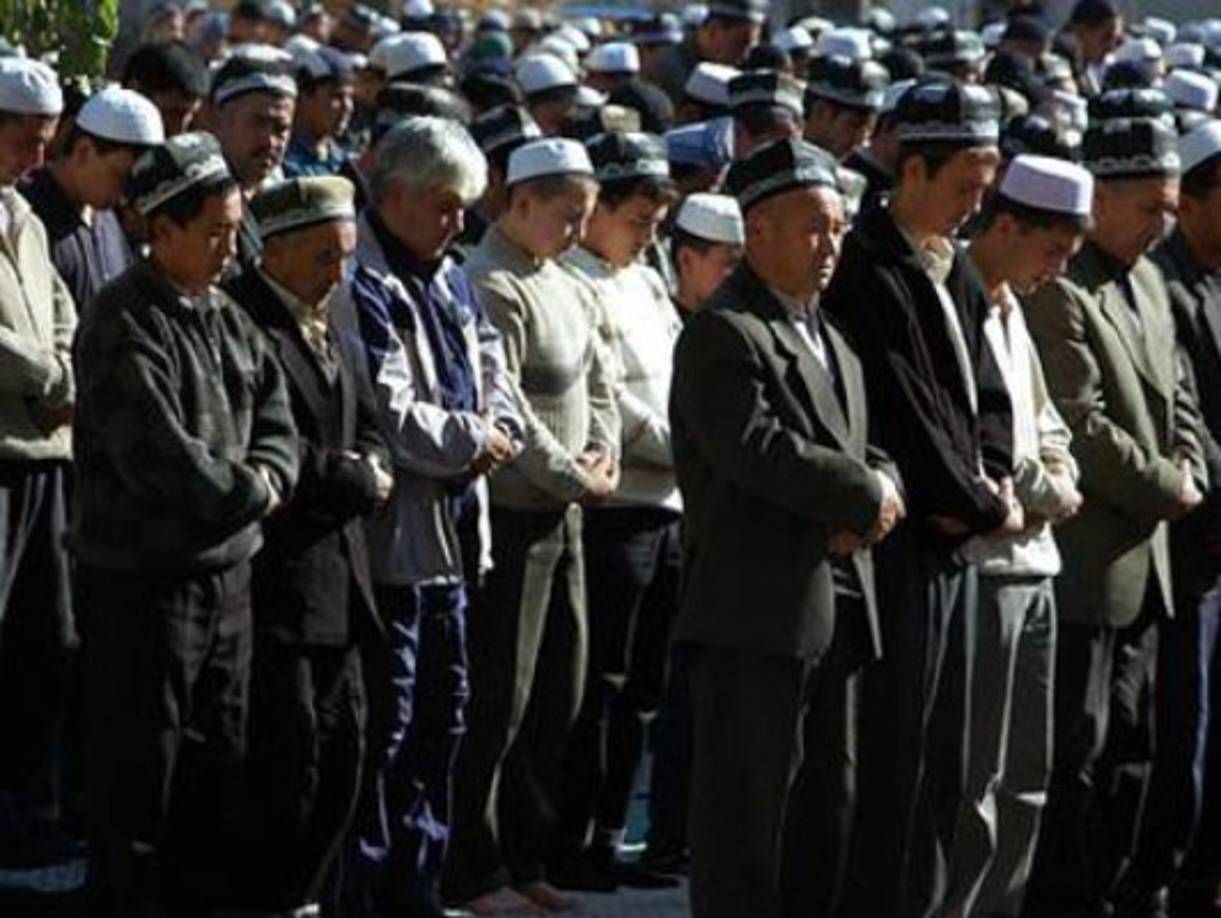 Las costumbres y tradiciones uzbekas son las más antiguas del mundo y las más arraigadas, de hecho practicar una religión diferente esta vetado. El gobierno impone estrictos controles sobre la forma en que se practica la fe islámica y prohíbe ritos y celebraciones de otras religiones.<br/>