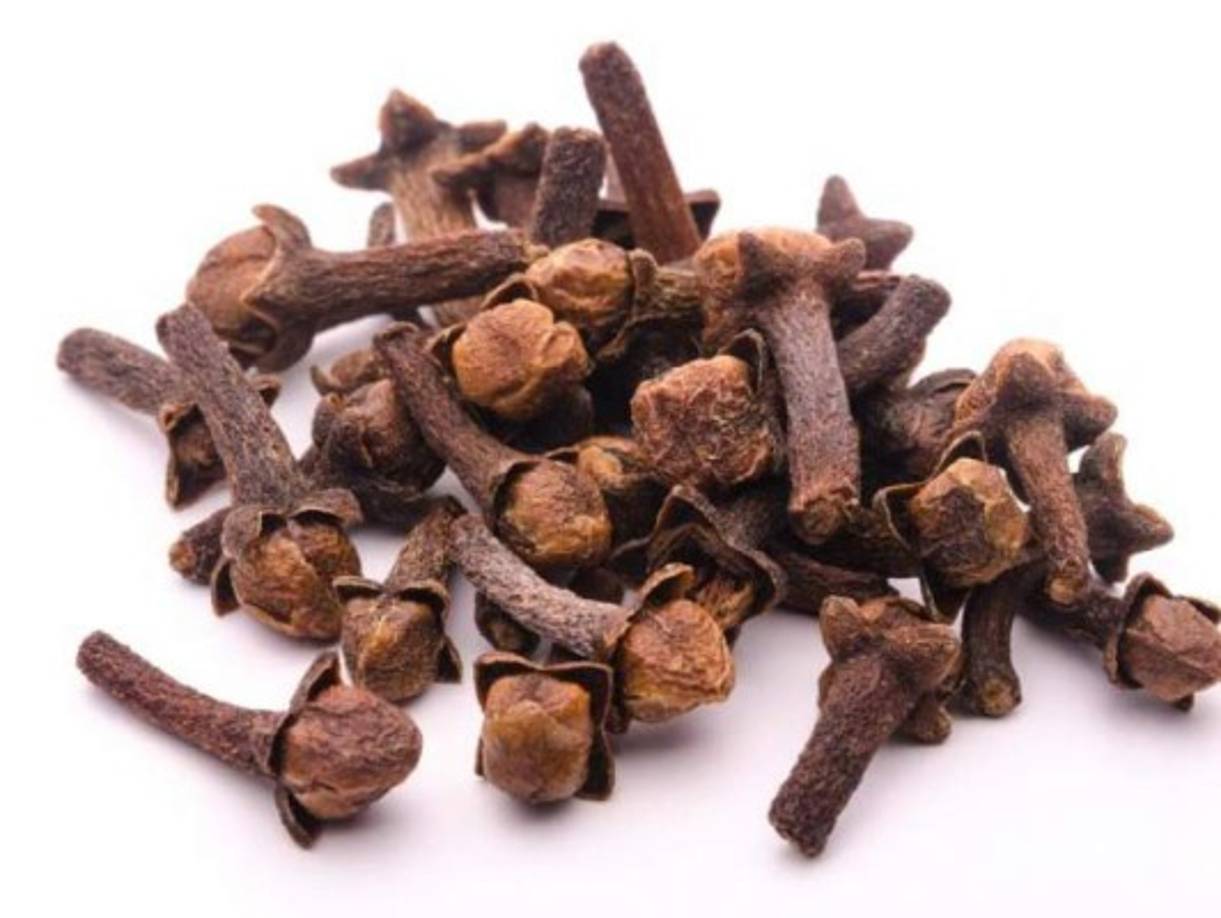 Aplica una pequeña cantidad de clavo de olor sobre el diente afectado. Tiene una sustancia que funciona como un sedante natural y ayuda a disminuir el dolor.