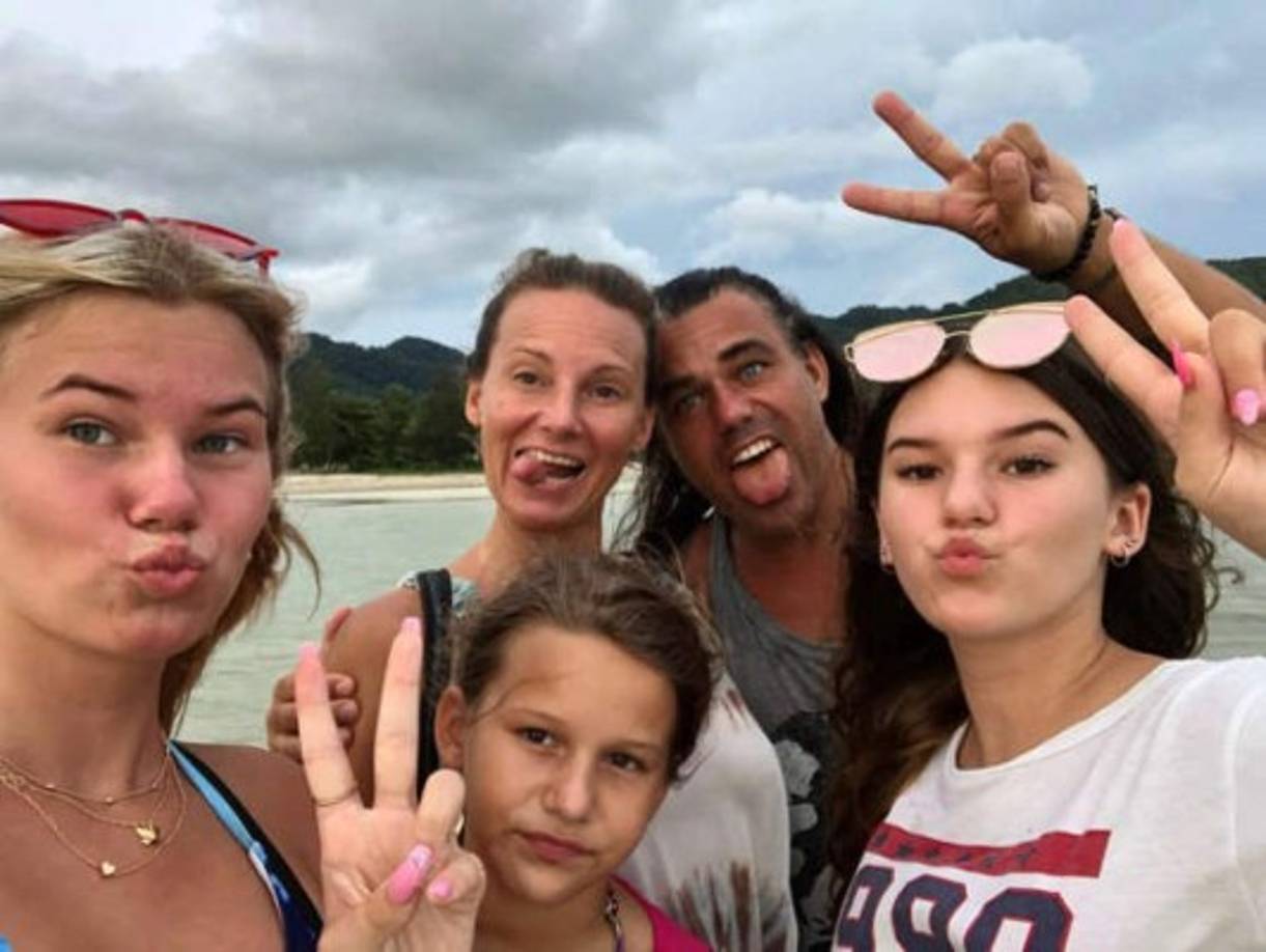 La familia neerlandesa ahora viaja por el mundo y se han convertido en objetivo de los medios. 'He escondido 'hardware wallets' [carteras 'hardware'] en varios países para no tener que volar muy lejos si necesito acceder a mi cartera fría, para saltar fuera del mercado', declaró a la CNBC.