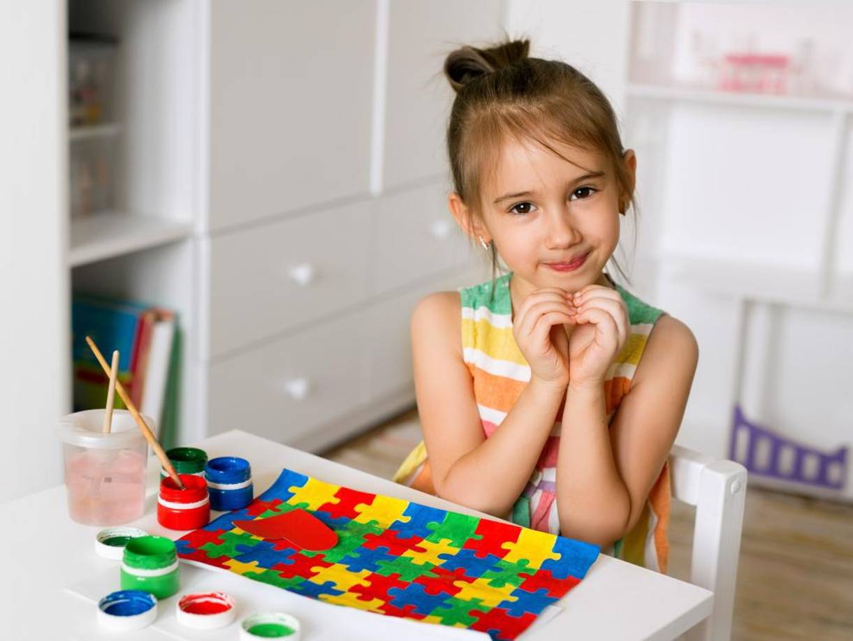 Un niño o un adulto con trastorno del espectro autista puede tener intereses, actividades o patrones de comportamiento repetitivos y limitados, e incluso presentar cualquiera de los siguientes signos:- Realiza movimientos repetitivos, como balancearse, girar o aletear con las manos<br />- Realiza actividades que podrían causarle daño, como morderse o golpearse la cabeza<br />- Desarrolla rutinas o rituales específicos y se altera con el mínimo cambio<br />- Tiene problemas con la coordinación o muestra patrones de movimientos extraños, como ser torpe o caminar en puntas de pie, y muestra un lenguaje corporal extraño, rígido o exagerado