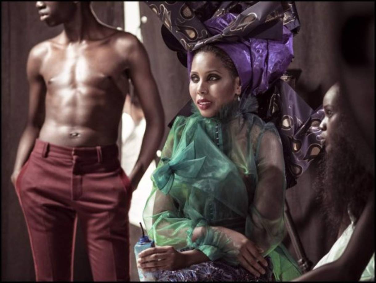 La activista gambiana por los derechos de las mujeres Jaha Dukureh, retratada como una princesa en El País de las Maravillas.Ella ha sido la única persona escogida por Tim Walker que no es modelo ni forma parte de la industria del entretenimiento.