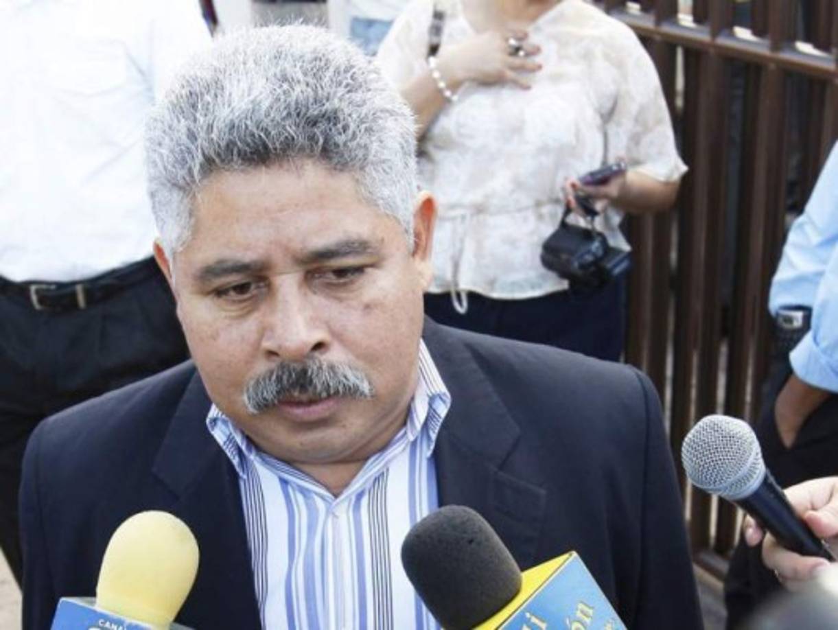 Como vicepresidente del Congreso Nacional agredió a una mujer durante un escándalo suscitado en un supermercado, quien se encontraba de compras junto a familiares y un hombre que identificó solo como miembro de la Resistencia Popular lo insultó incesantemente. El político increpó a esta persona, pero presuntamente fue atacado por sus hijos y una mujer lo aruñó, por lo que metió la mano en su defensa y le rozó el rostro.