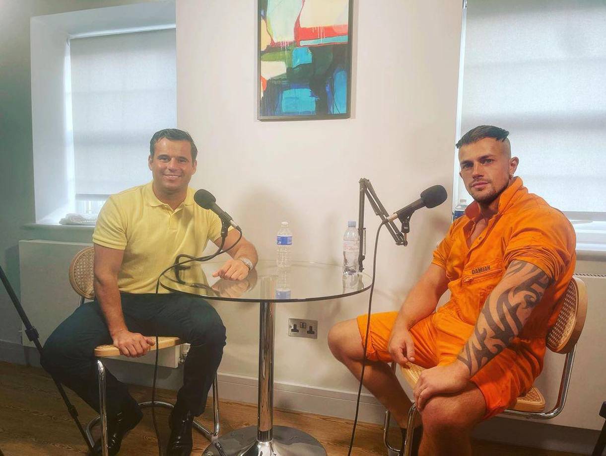 “Fue aterrador estar en mi primer set, el camarógrafo era un irlandés grande y calvo, daba bastante miedo. Era como un piso laminado, y yo estaba desnudo y sudando, y me estaba resbalando en mi propio sudor”, recordó en el podcast Anything Goes con James English.