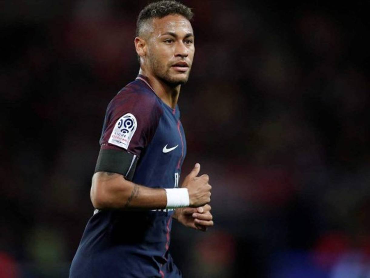 Sin embargo pese a que Neymar ha señalado estar bien en el PSG, hoy el Diario Marca de España informa que el Real Madrid alista 200 millones de euros para fichar al brasileño. A eso se le agrega que el defensor Sergio Ramos indicó que le gustaría tenerlo como compañero: 'Yo lo traería sin duda, es un jugador distinto, ya le tengo la puerta abierta por si quiere venir en diciembre', dijo el zaguero.
