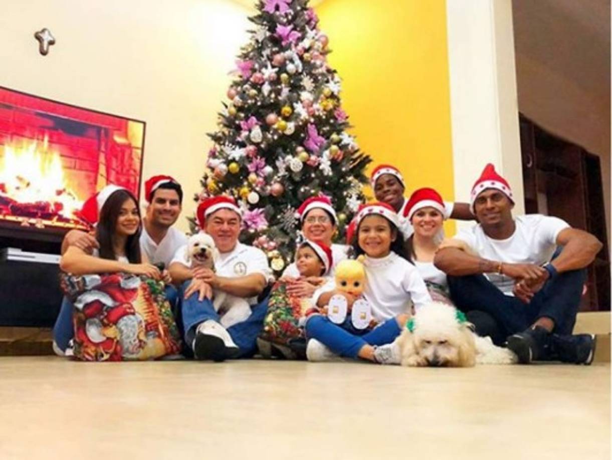 Carlo Costly - El delantero del Olimpia disfrutando la Navidad con su esposa Tita Torres y familia en San Pedro Sula.