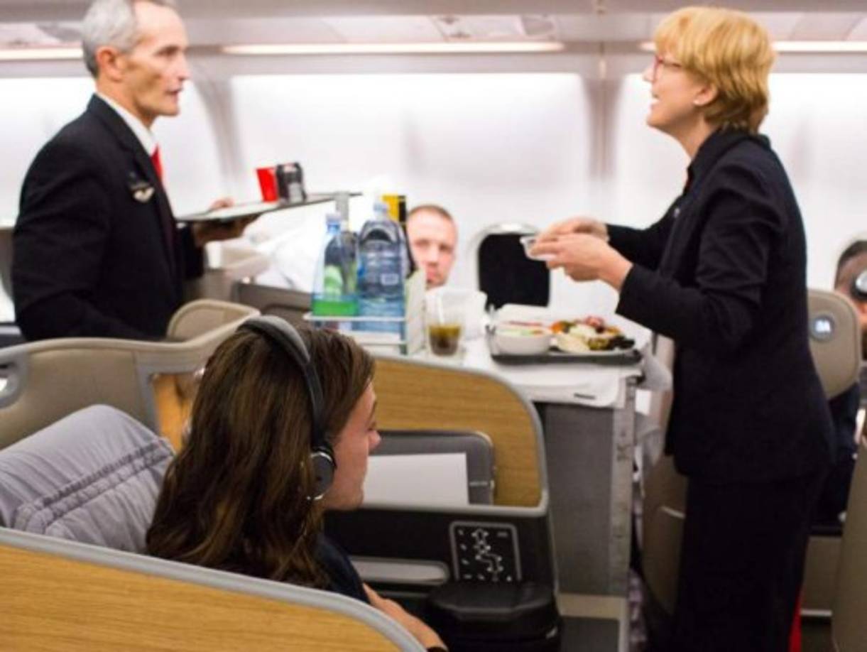 Según la página www.theworldgame.sbs.com.au, el vuelo chárter cuesta aproximadamente 250,000 dólares, más que tomar una opción comercial, y la mejor parte de $ 1 millón (dólar australiano) en total, antes de aplicar los impuestos (unos 18 millones de lempiras).