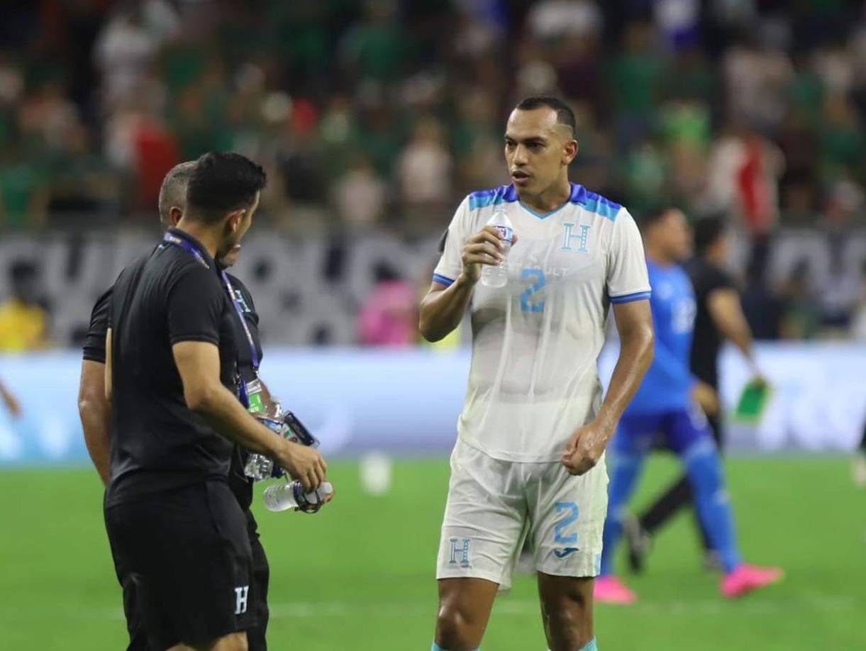 Devron García se refresca y habla con miembros del cuerpo técnico de Honduras.