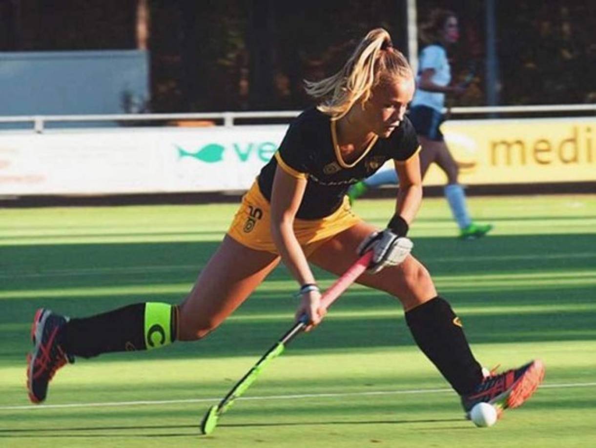 Mikky Kiemeney no es ajena al mundo de los traspasos y el deporte, ya que ella misma fue deportista profesional como jugadora de hockey hierba, debutando con 17 años en el HC Den Bosch. Pero ya retirada de las canchas, ahora podrá acompañar a De Jong a vivir su sueño en Barcelona.
