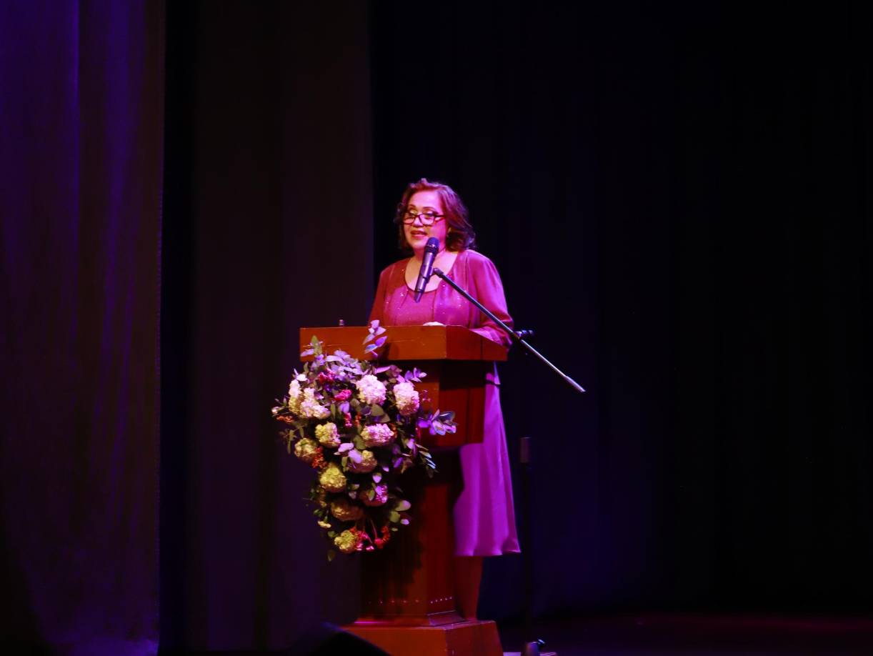 Dina Aguilar, directora y fundadora de Misioneros de Esperanza, durante su discurso luego de recibir el reconocimiento Esencia de Mujer 2025. 