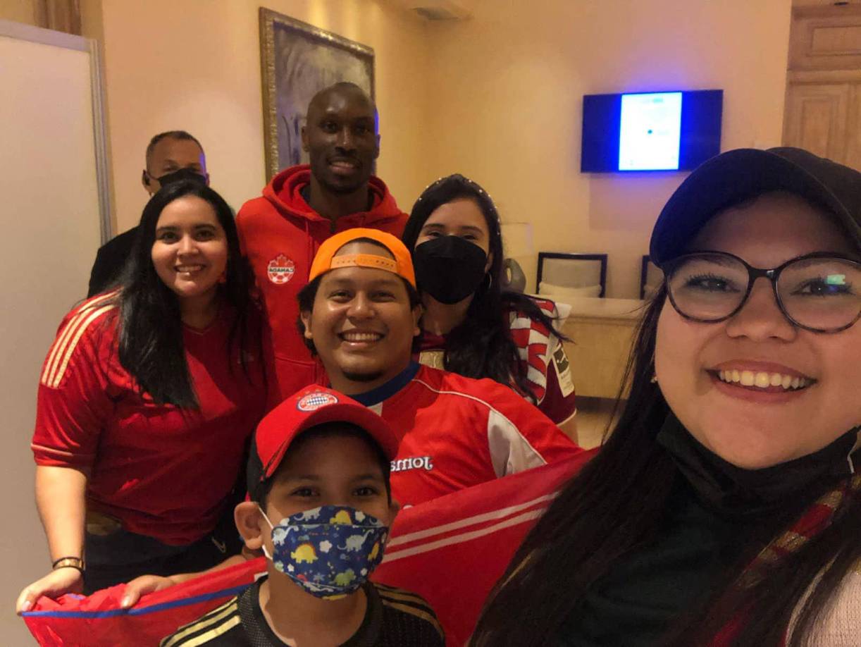 Otro de los seleccionados canadienses que compartió con el grupo de jóvenes hondureños fue el centrocampista Atiba Hutchinson, quien milita en el Besiktas de Turquía.