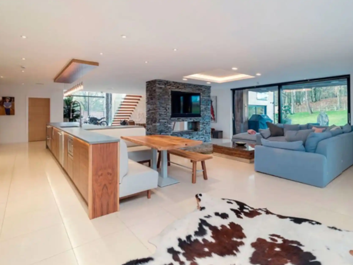 Según el diario The Sun, el precio de venta de la casa de Cristiano Ronaldo es de 5.5 millones de libras (algo más de seis millones de euros o más de 162 millones de lempiras). 