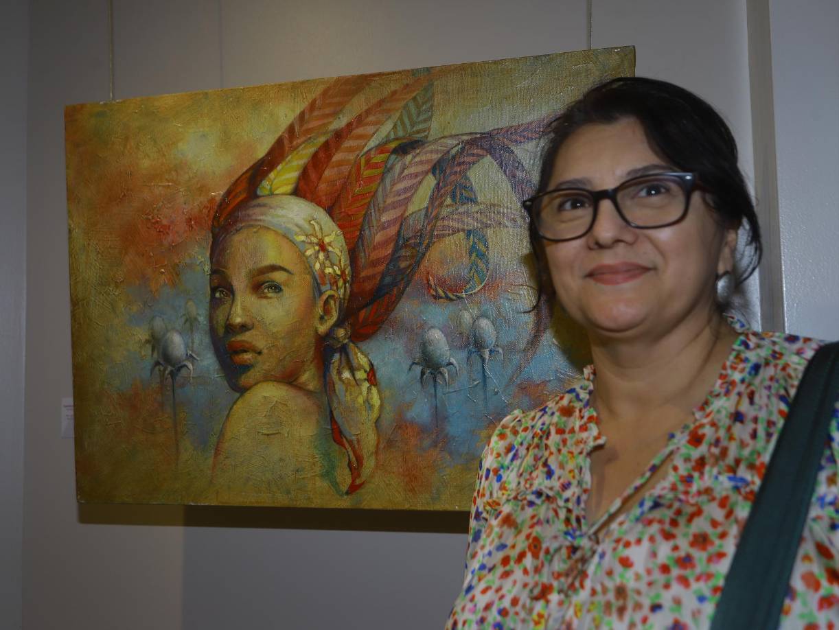 Mayra Casiano con su pintura “Esperanza de su serie sueño”