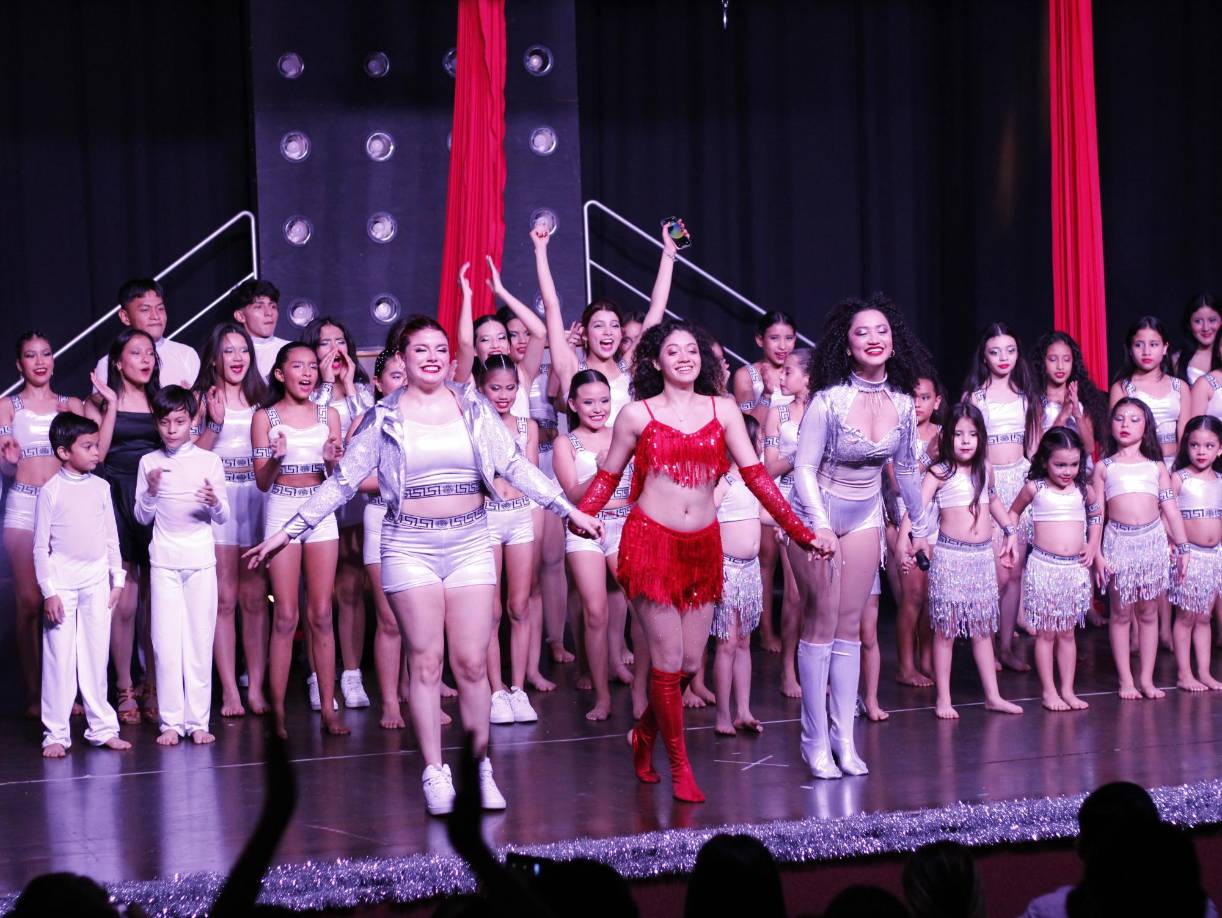 Por más de dos horas, los destacados bailarines del CAS deleitaron al público con sus presentaciones al estilo del medio tiempo del Live Super Bowl de Skakira junto a JLO y Beyoncé.