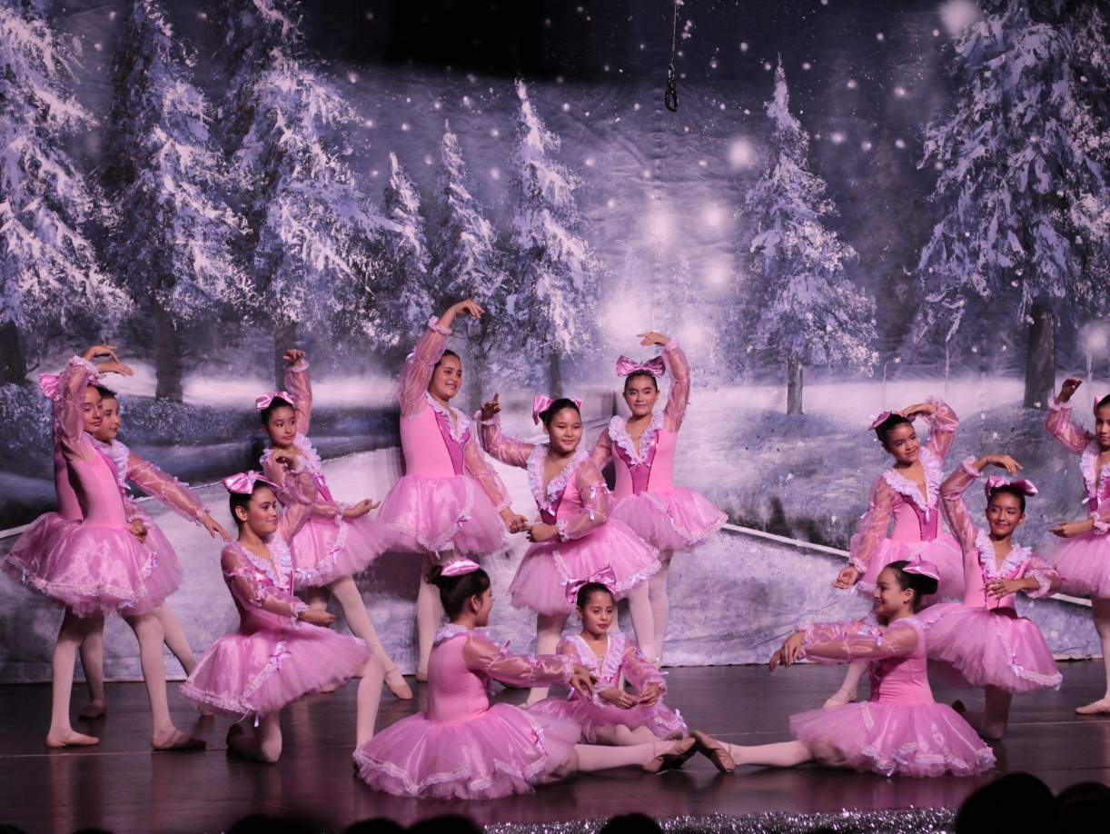 Las pequeñas bailarinas no defraudaron, con su coordinación en sus piezas de ballet y su finas técnicas deleitaron a la concurrencia.