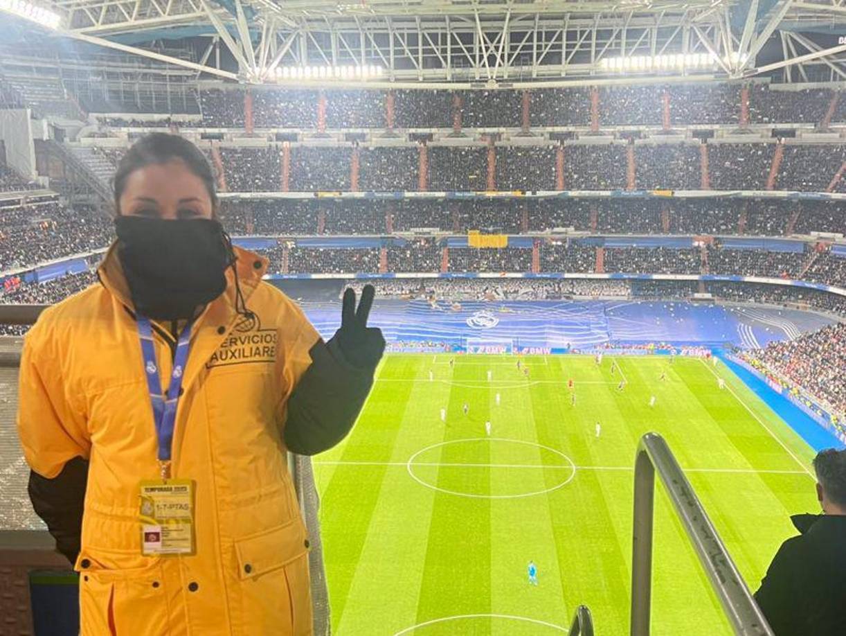La hondureña aprobó para laborar con el Real Madrid y su trabajo es en cada juego local que diputa el equipo en el Santiago Bernabéu. 
