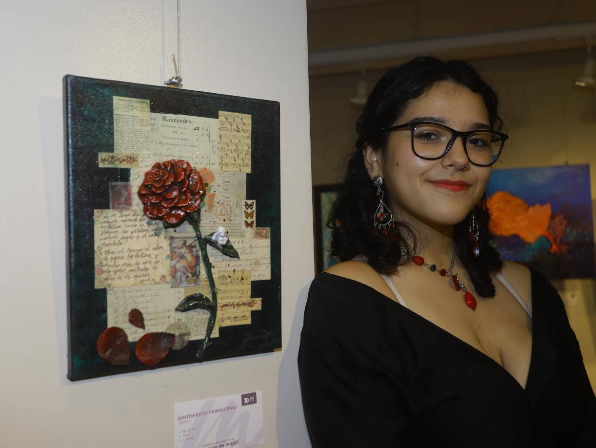 Zucet con su obra “Resurgir”