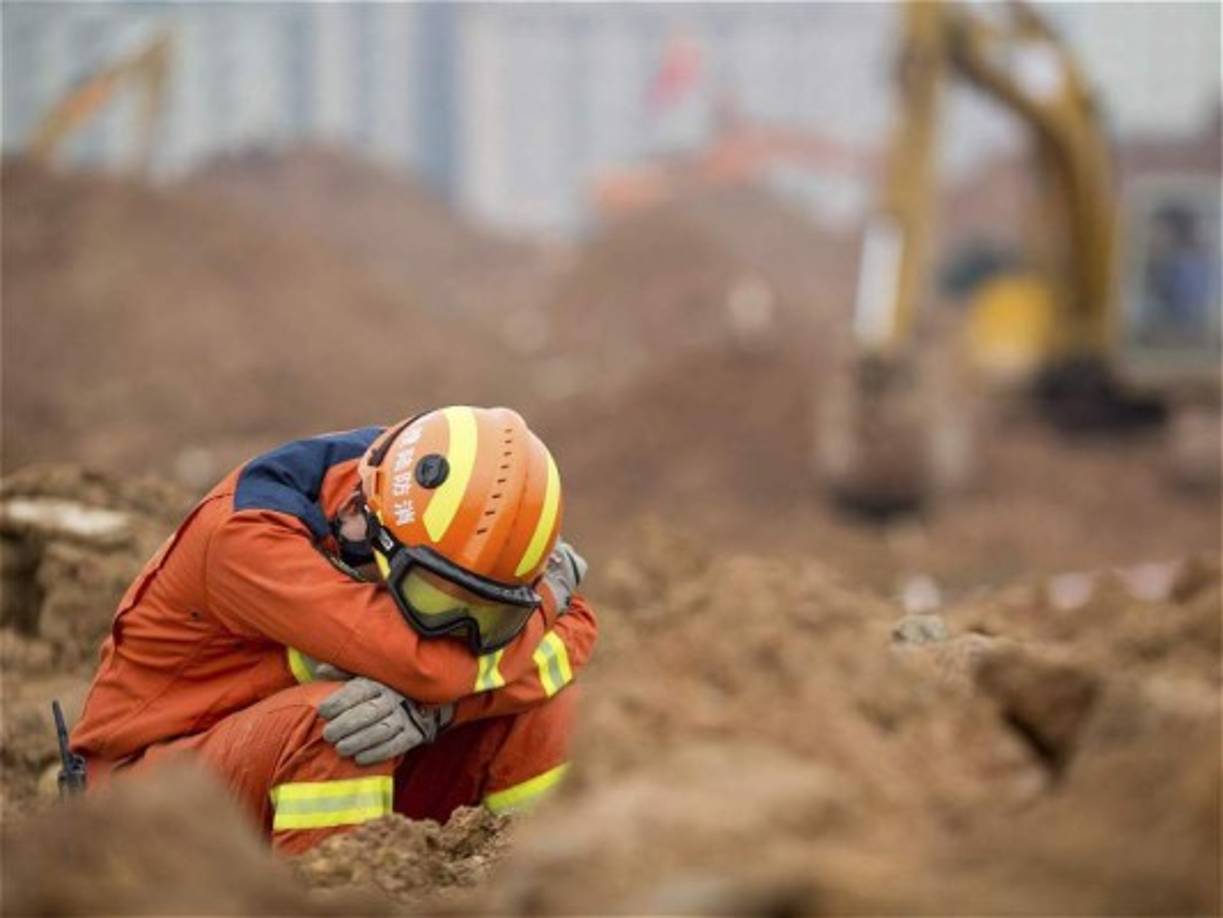 Un socorrista llora al percatarse de la magnitud de la tragedia.