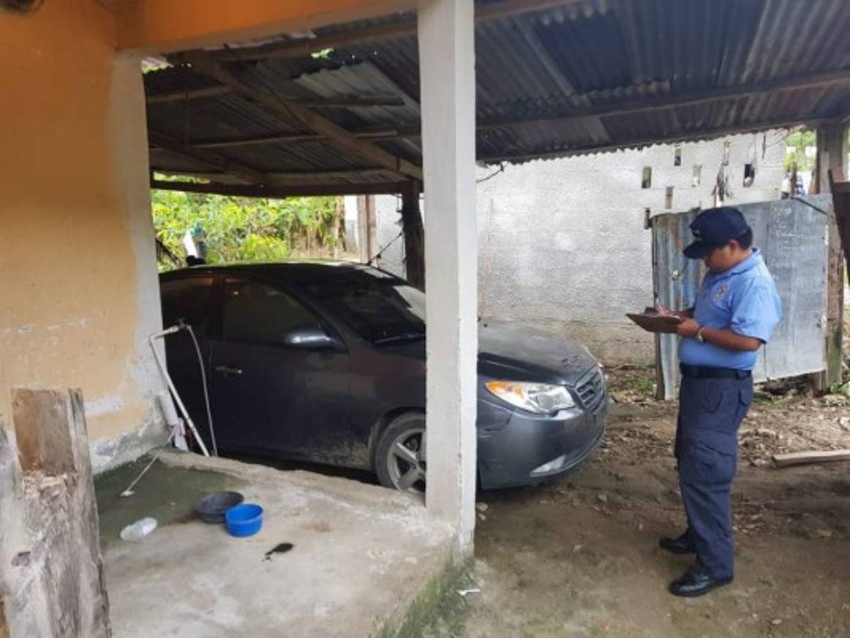 Un agente realiza una recolección de datos en Baracoa, Cortés.allanamientos en busca de armas y drogas con apoyo de cuerpos policiales.<br/>