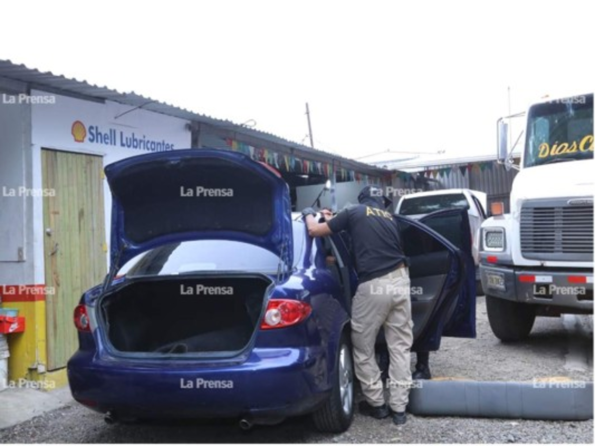 El dinero, distribuido en dieciocho paquetes, se halló en diferentes sitios, una parte dentro de un saco en la oficina; luego, 2,800 dólares en el compartimento falso de un vehículo y otra cantidad menor en otro carro.