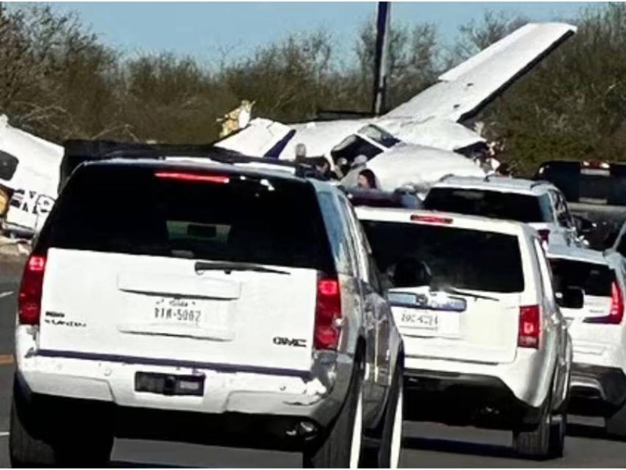 En redes sociales circula un video de 37 segundos que capturó el momento exacto del aterrizaje de emergencia y el posterior choque. 