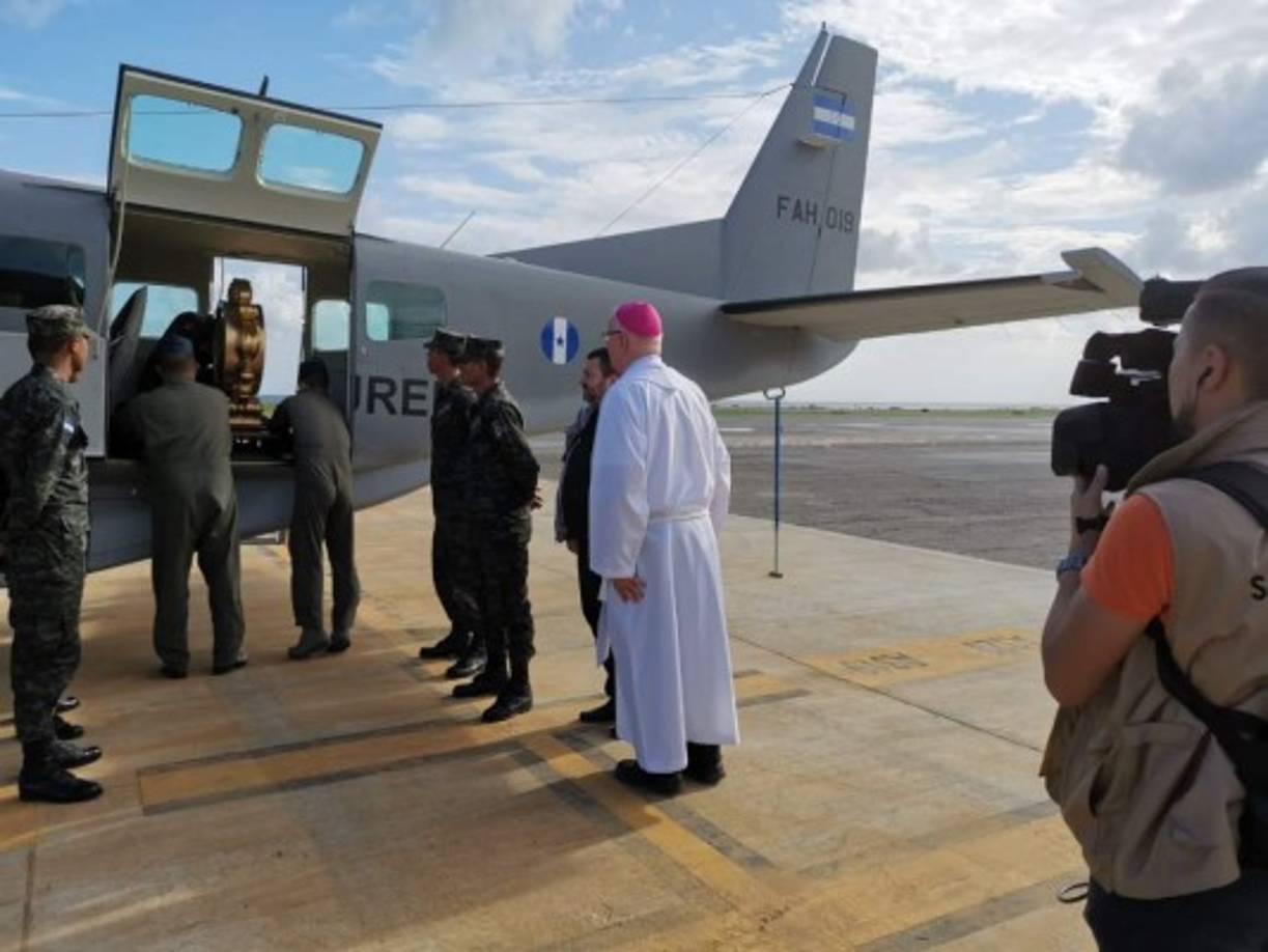 En Roatán fue recibida por el obispo, Monseñor Miguel Lenihan y la feligresía quienes peregrinaron hasta la parroquia de Roatán para la Santa Eucaristía.